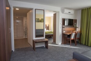 Habitación triple | Minibar, caja de seguridad en la habitación y escritorio