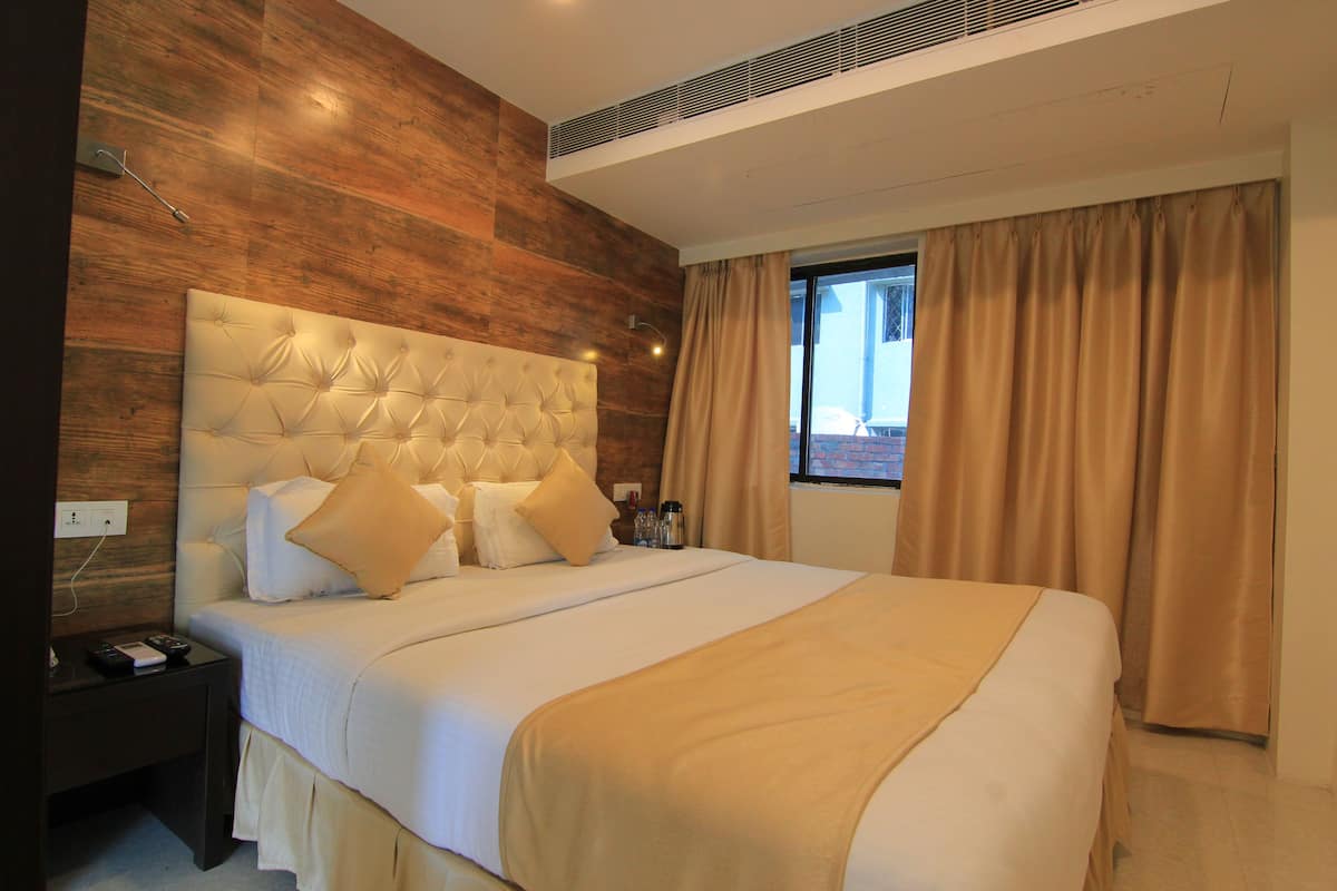 premium deluxe room | egyptian cotton sheets, premium bedding, minibar, in-room safe