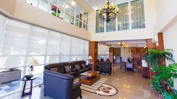 A spacious lobby with a high ceiling, large windows, and a chandelier. - Hualien Lohas Hotel (Hualien City)