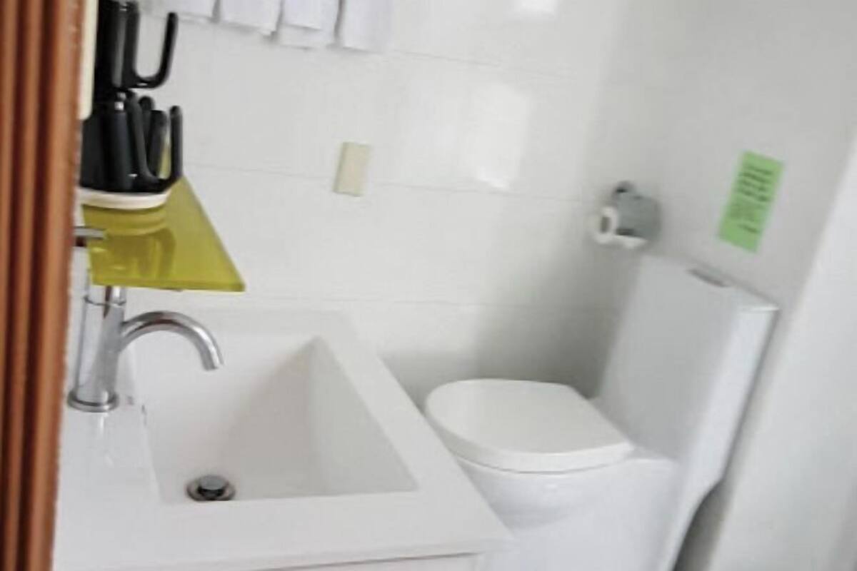 Baño | Artículos de higiene personal gratuitos, secador de pelo y zapatillas