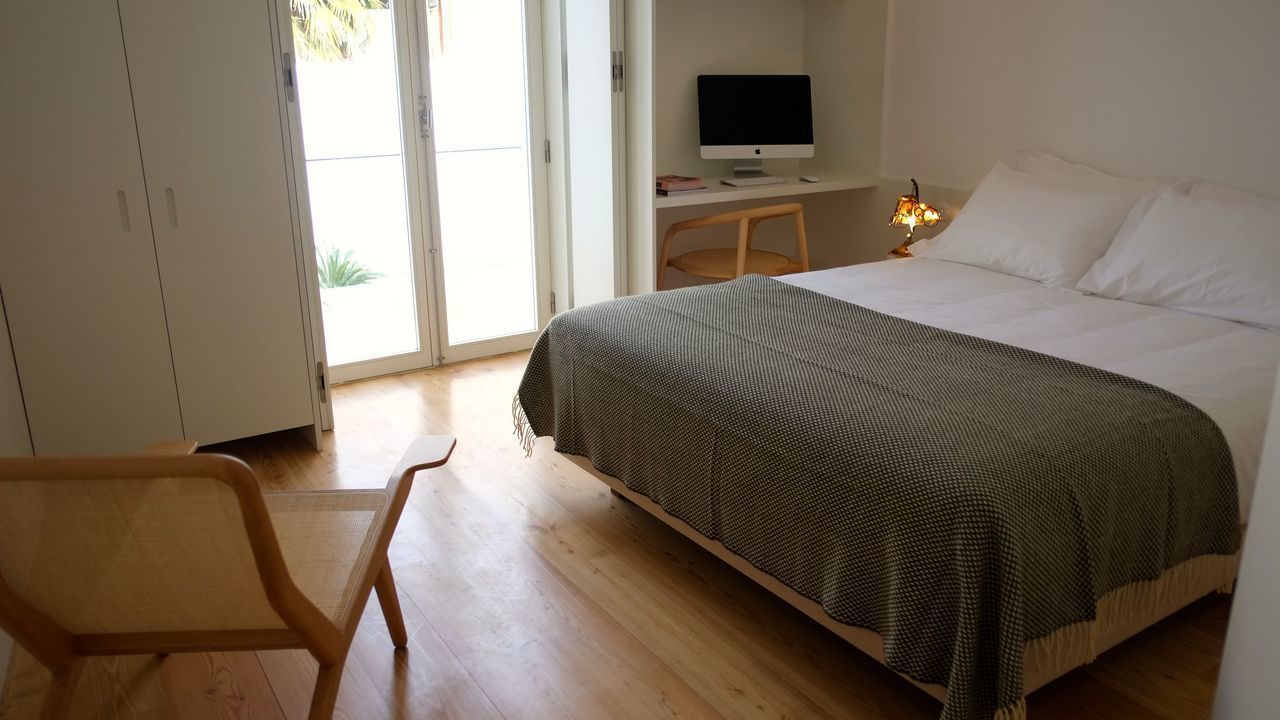 Caja de seguridad en la habitación y escritorio 