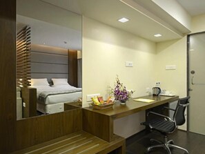 Premium bedding, minibar, in-room safe, desk - Hotel Grande 51 (Navi Mumbai)