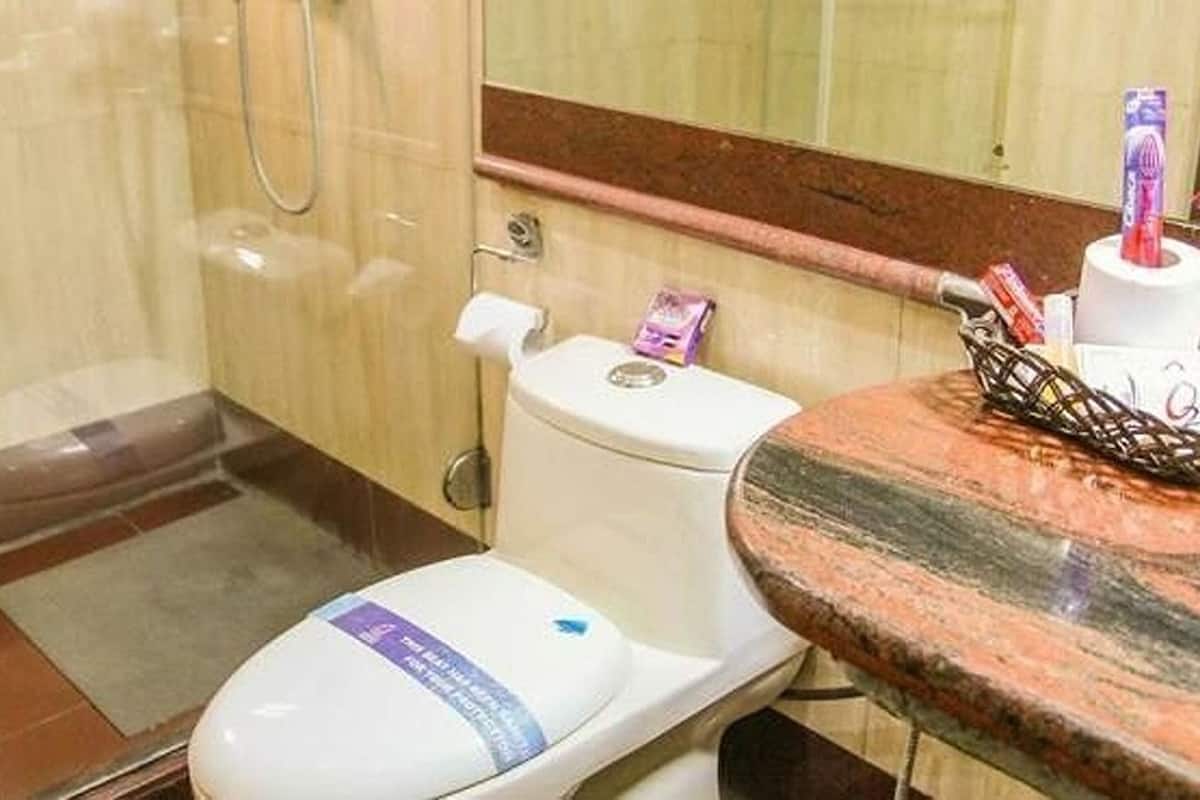 super deluxe | bathroom | shower, free toiletries, hair dryer, slippers