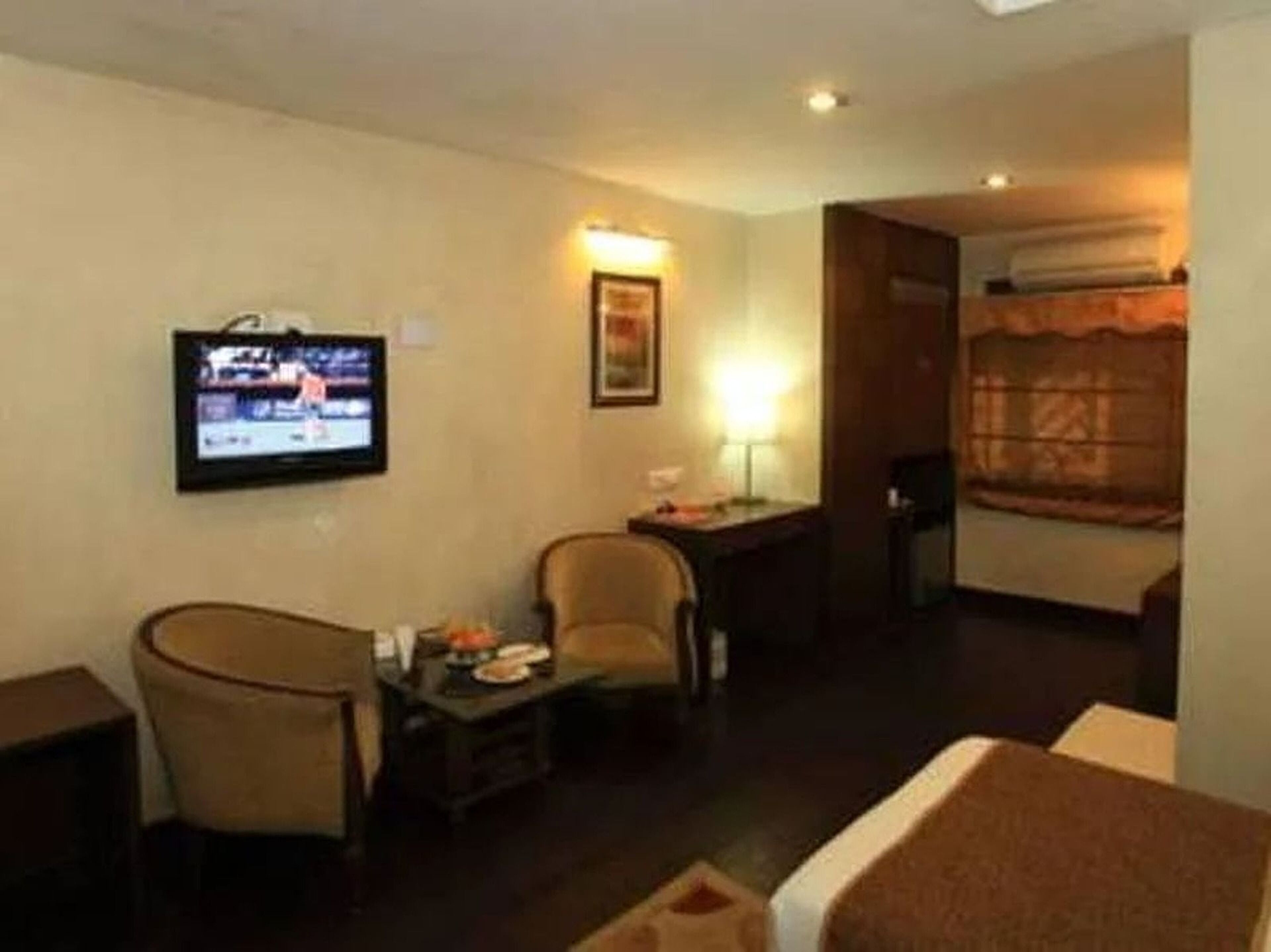 deluxe room | 1 bedroom, minibar, in-room safe, desk