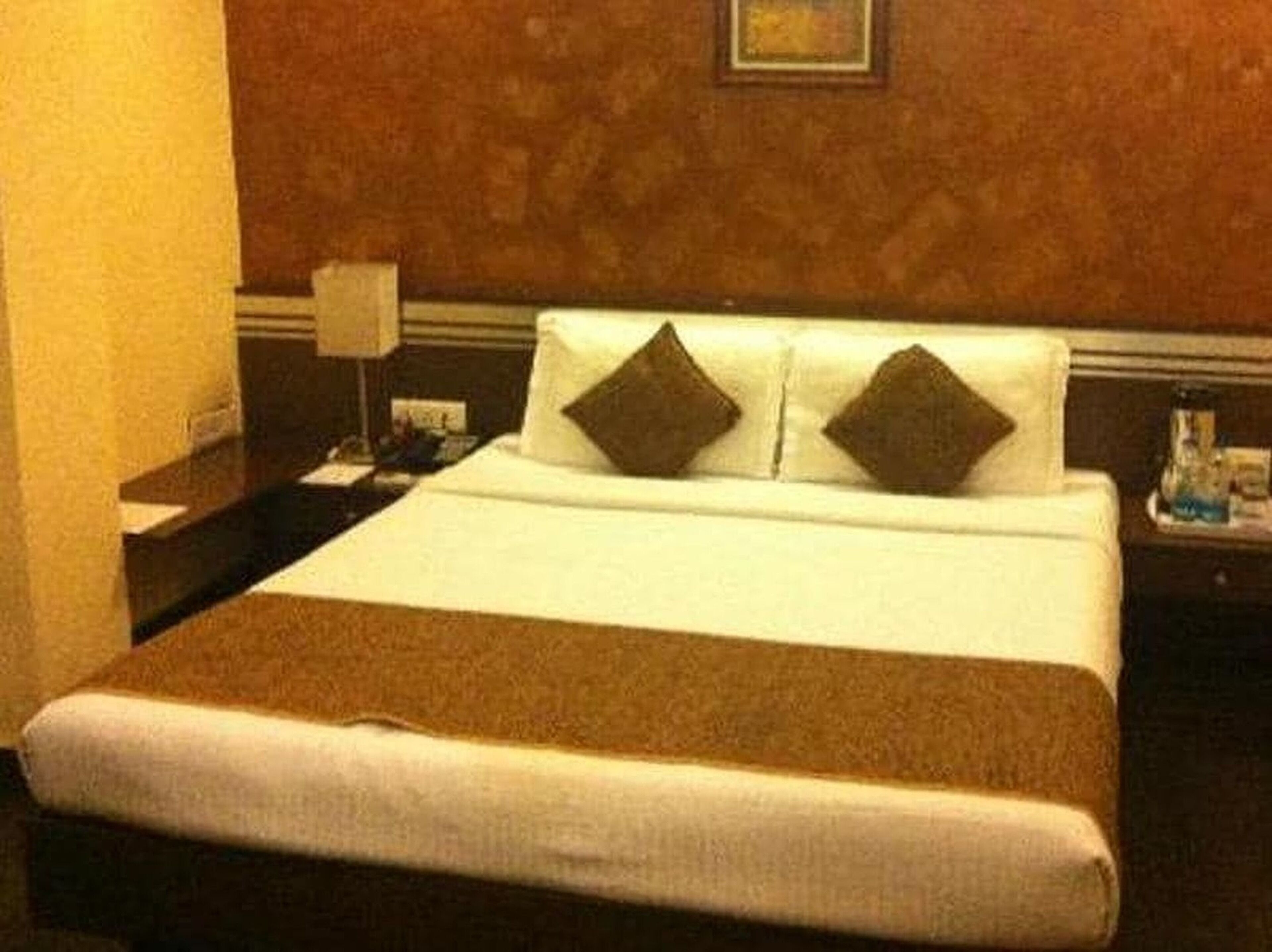 deluxe room | 1 bedroom, minibar, in-room safe, desk