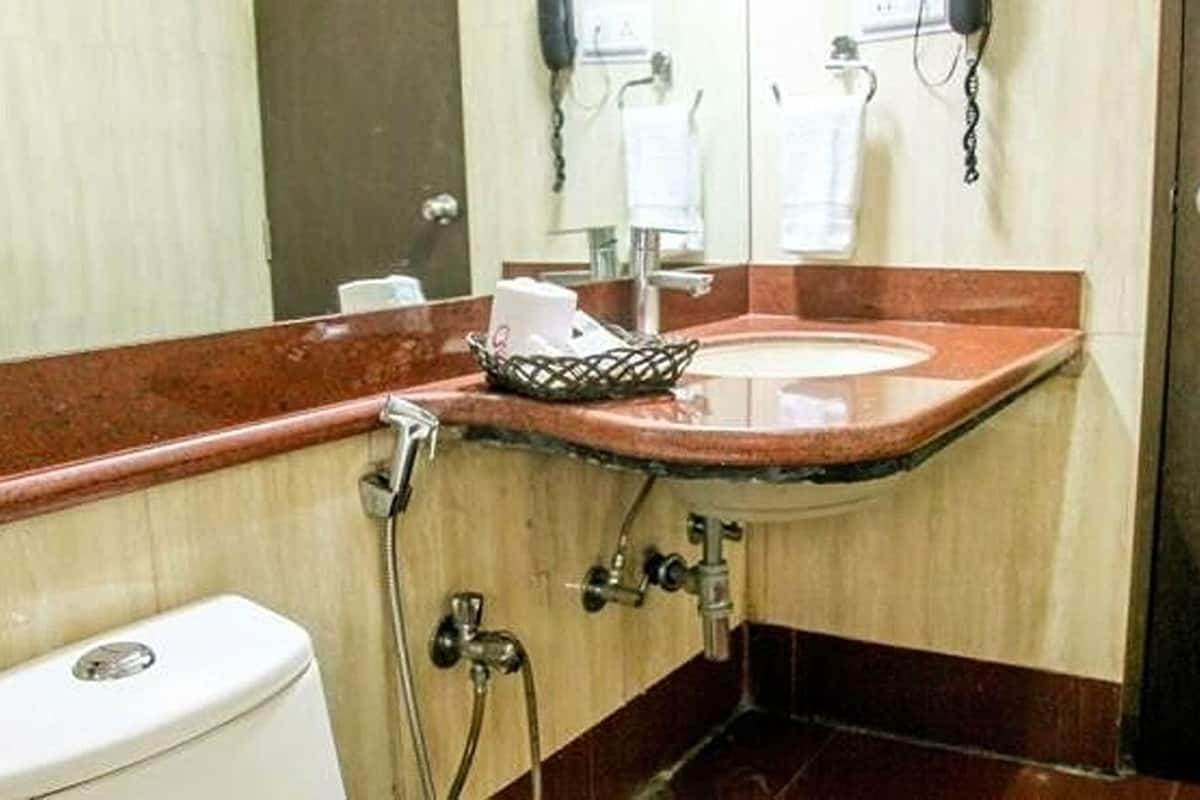 suite | bathroom | shower, free toiletries, hair dryer, slippers