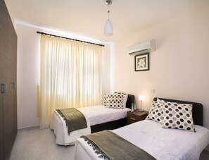 Appartement, 2 slaapkamers, uitzicht op zee | Een kluis op de kamer, geluiddichte muren, een strijkplank/strijkijzer