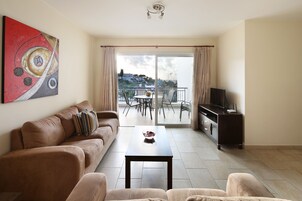 Apartamento superior, 2 habitaciones, vistas al mar | Zona de estar | Una televisión de pantalla plana