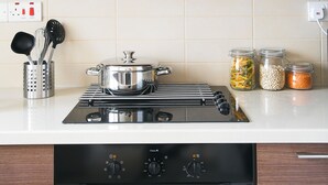 Eine Küche mit Holzausstattung, einem Herd, einem Backofen und verschiedenen Küchengeräten.