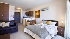 Ein modernes Schlafzimmer mit Bett, Nachttisch und einer kleinen Schreibtischzeile.