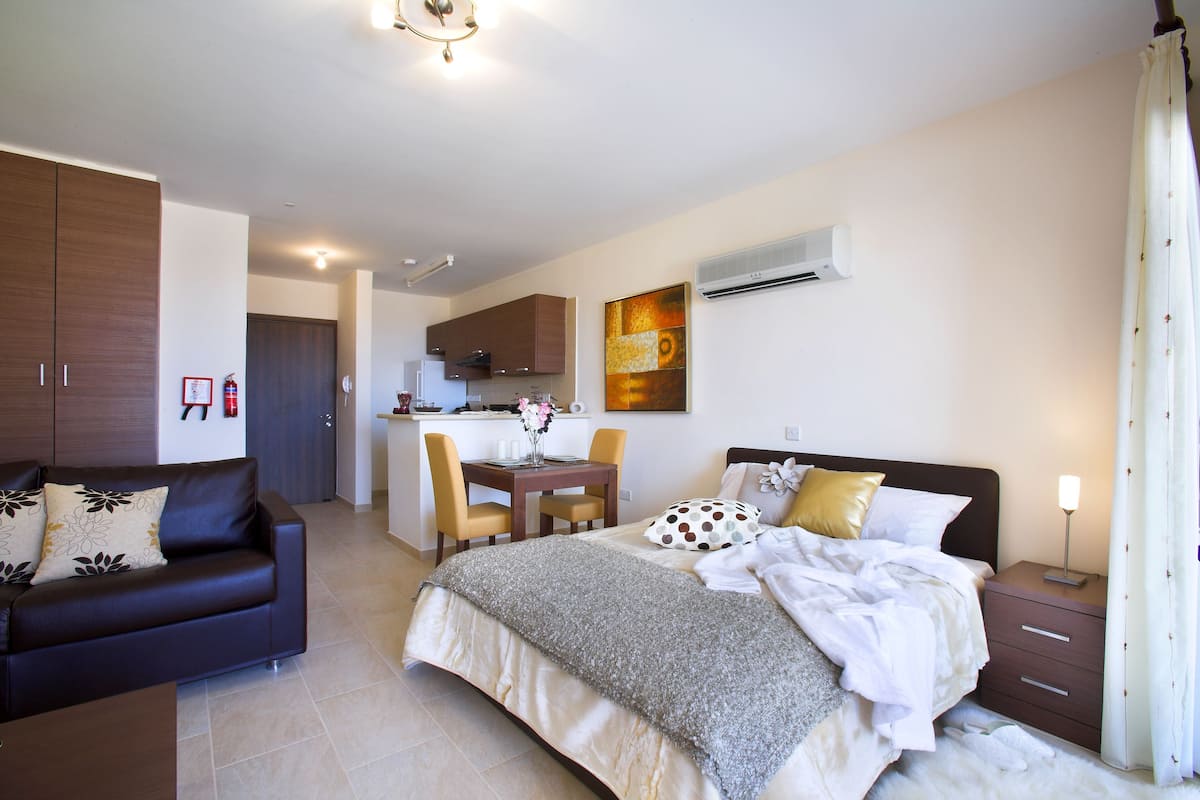 Studio, Sea View | In-room safe, soundproofing, iron/ironing board, rollaway beds