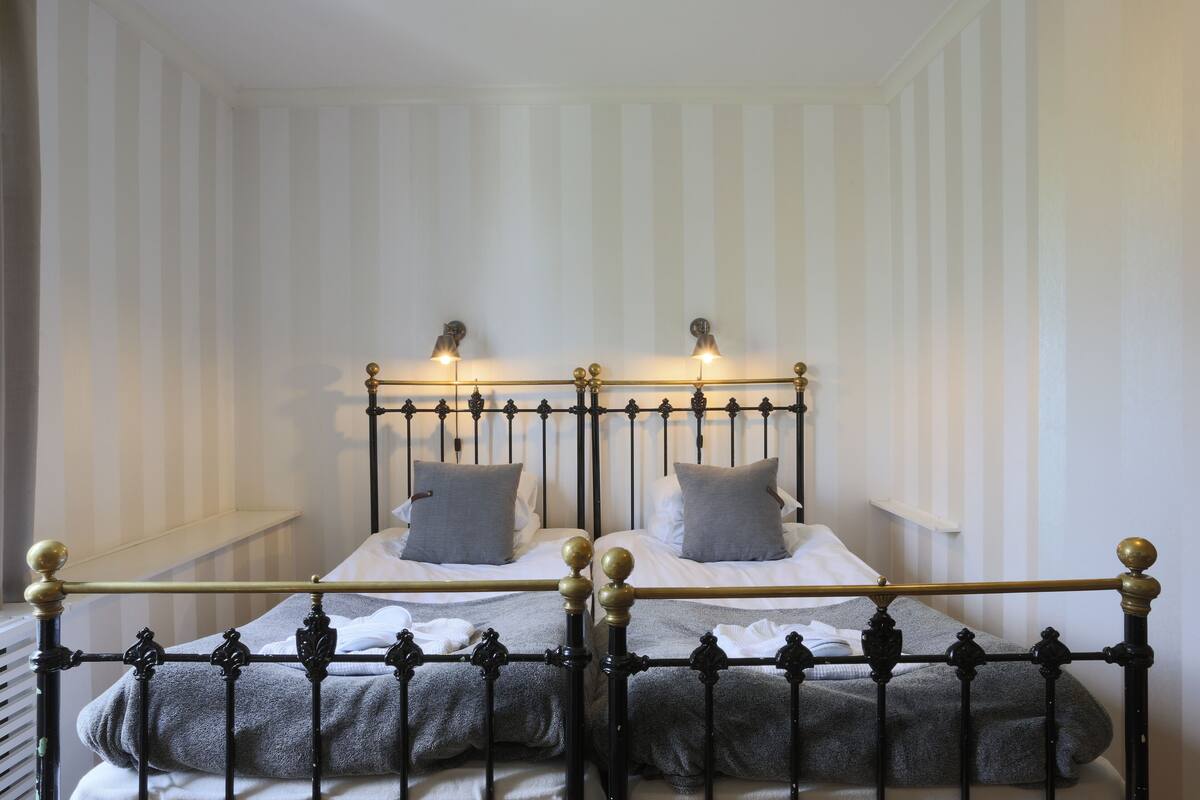 desk, free wifi, wheelchair access