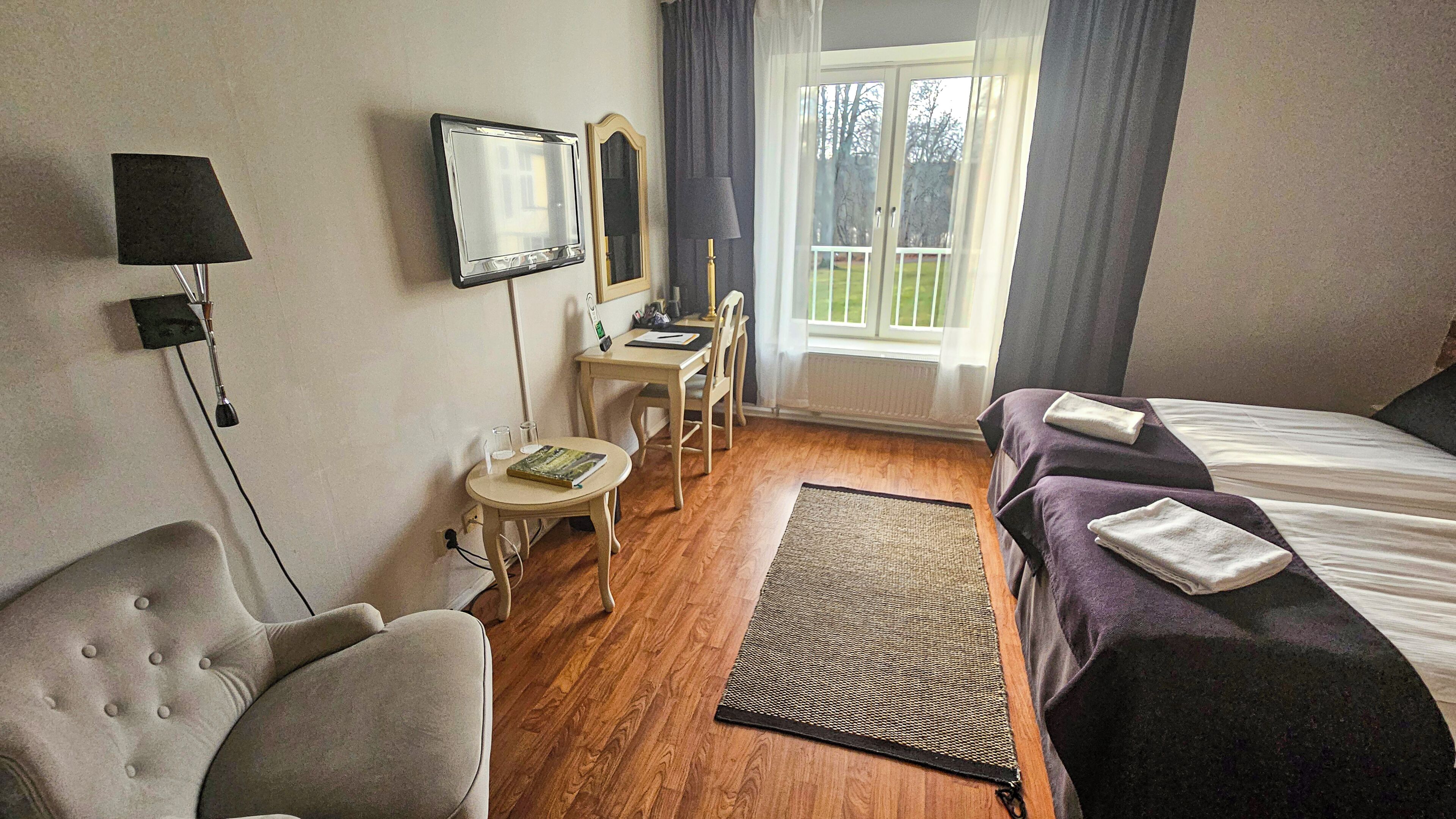 Escriptori, wifi gratuïta i habitacions accessibles amb cadira de rodes 