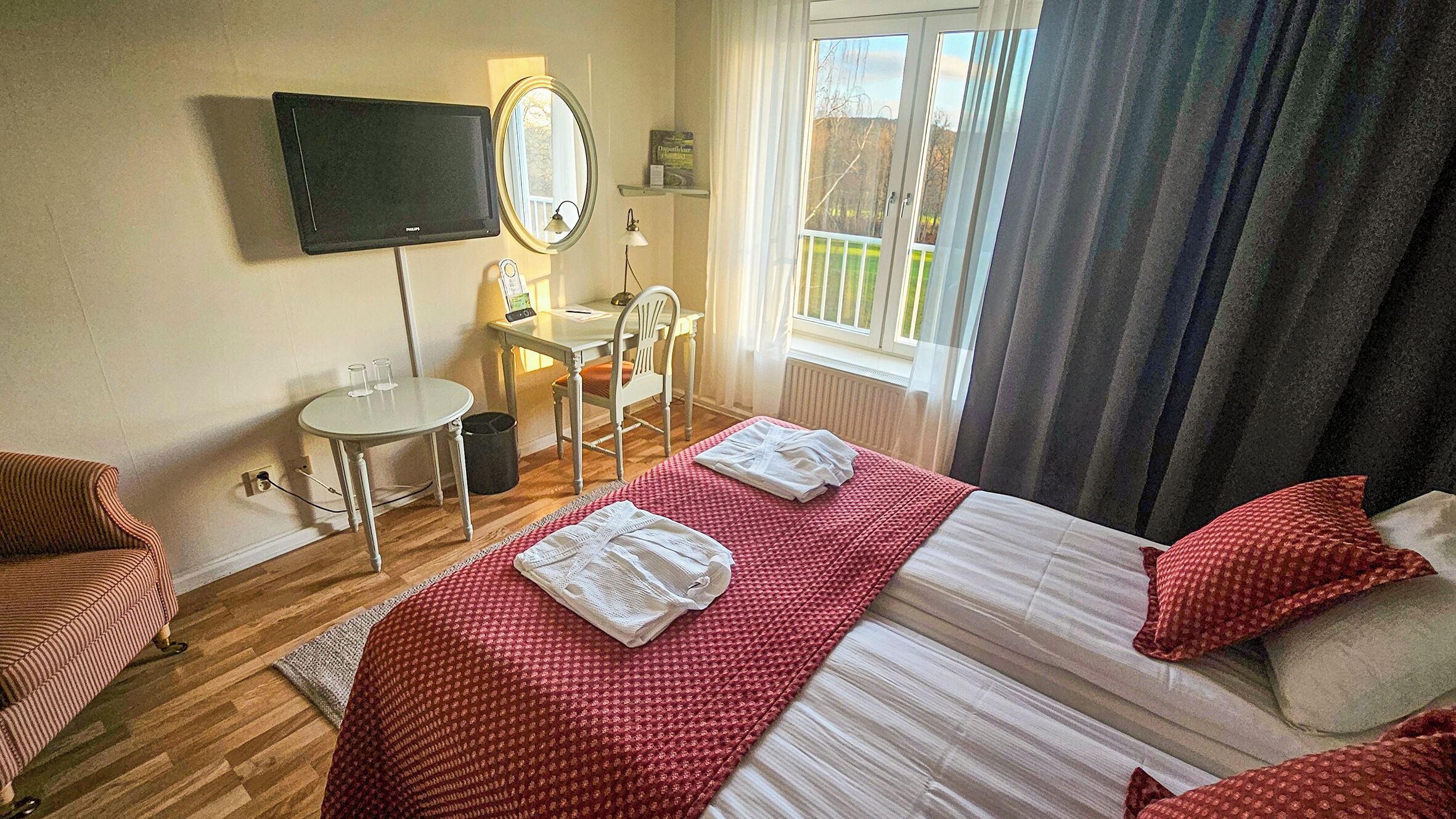 Escriptori, wifi gratuïta i habitacions accessibles amb cadira de rodes 