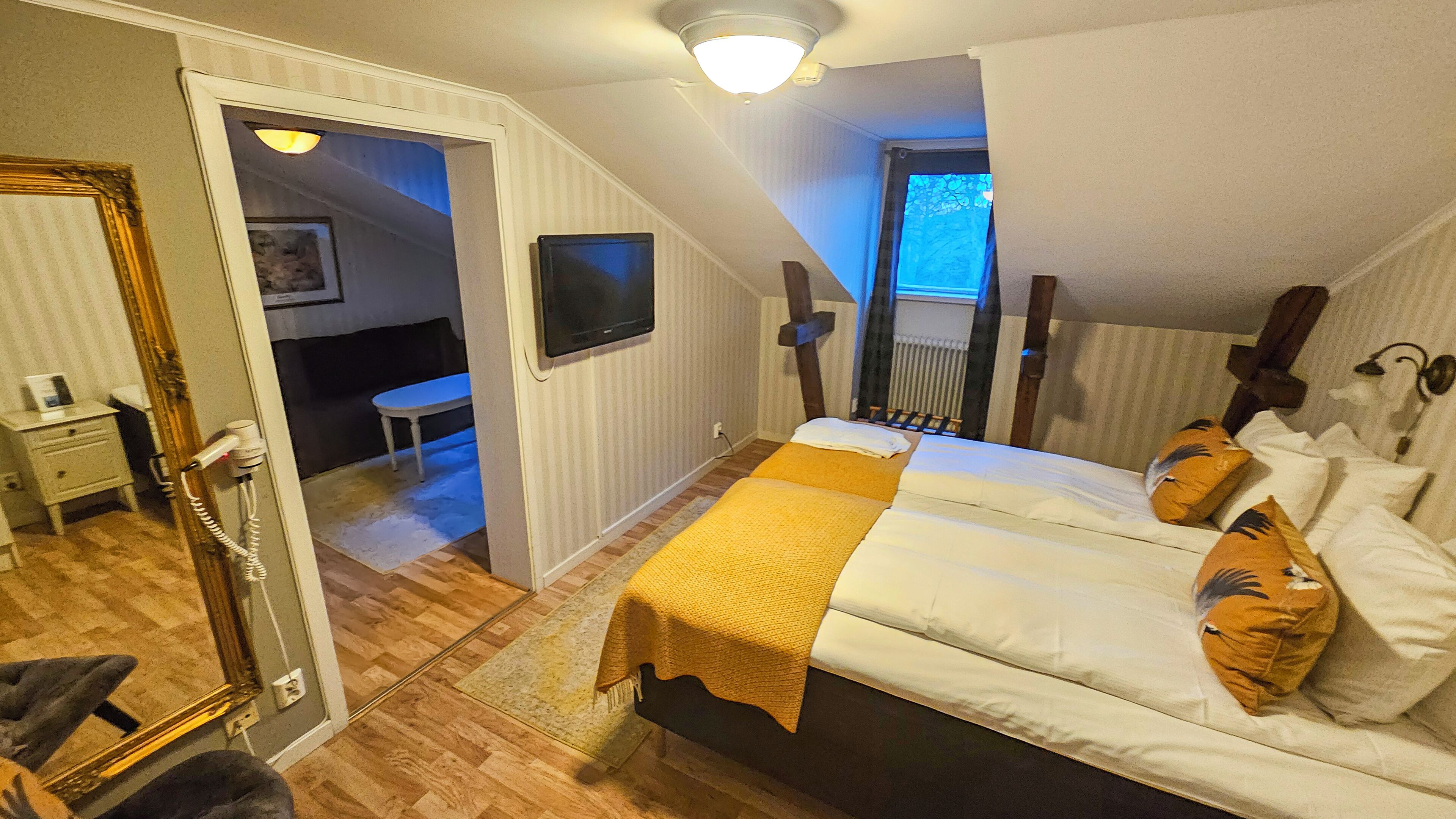 Estudi en suite júnior | Escriptori, wifi gratuïta i habitacions accessibles amb cadira de rodes 