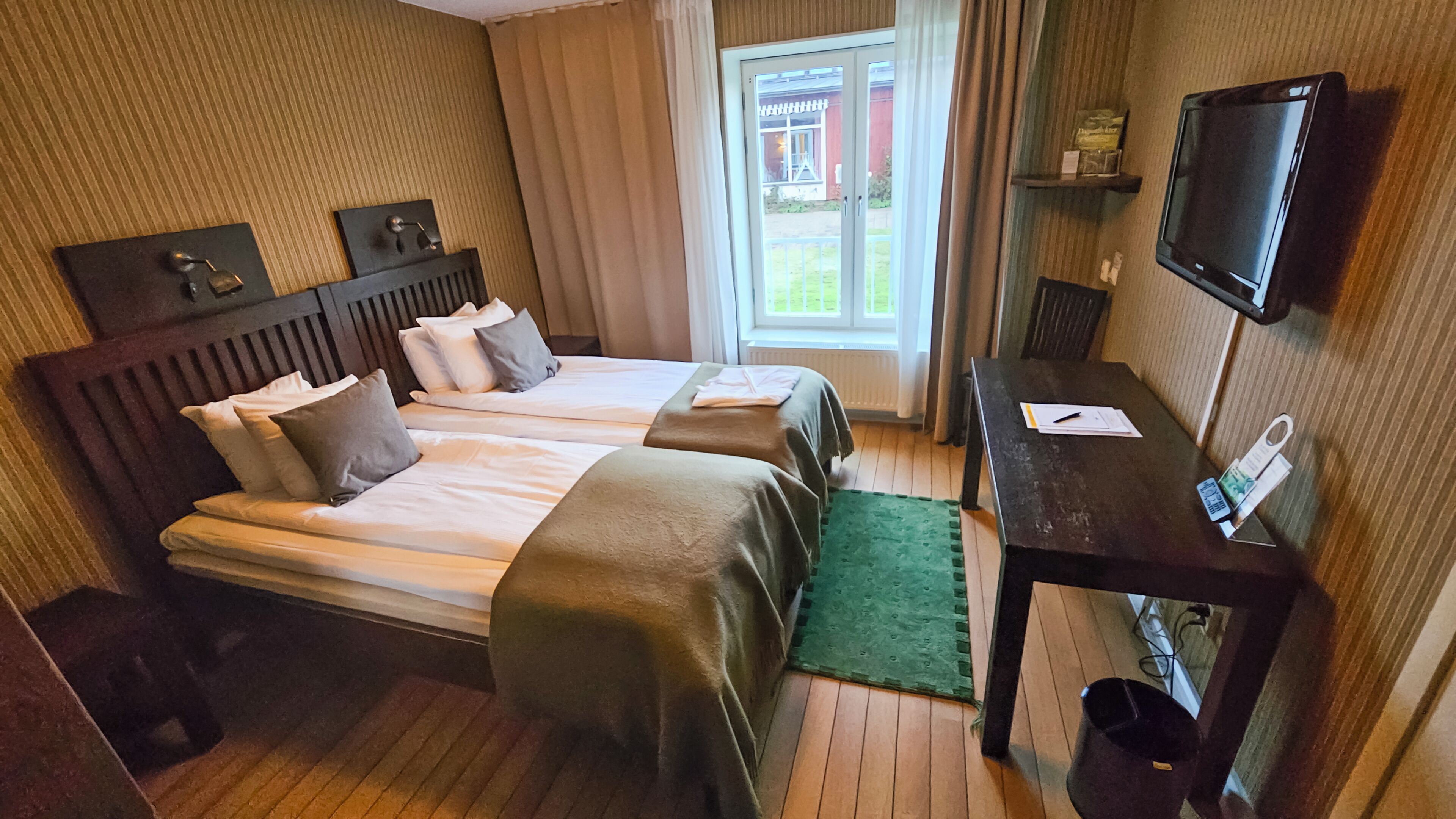 Escriptori, wifi gratuïta i habitacions accessibles amb cadira de rodes 