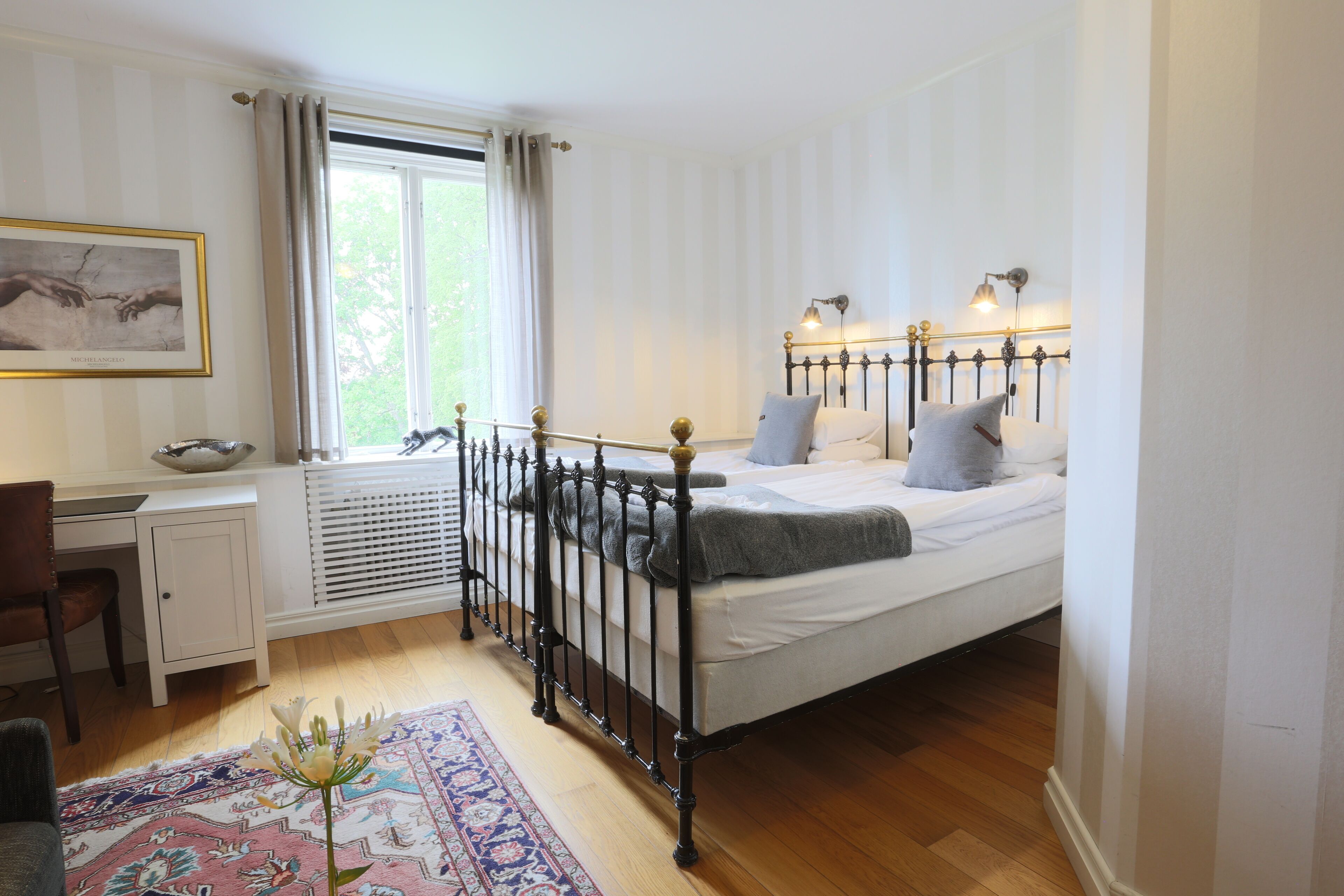 desk, free wifi, wheelchair access