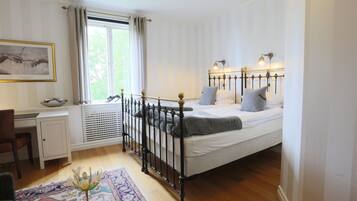 Desk, free WiFi, wheelchair access