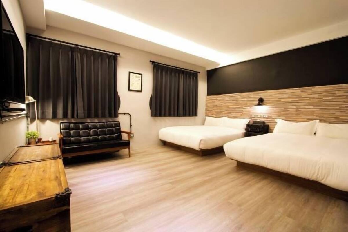 1 Schlafzimmer, hochwertige Bettwaren, Schreibtisch