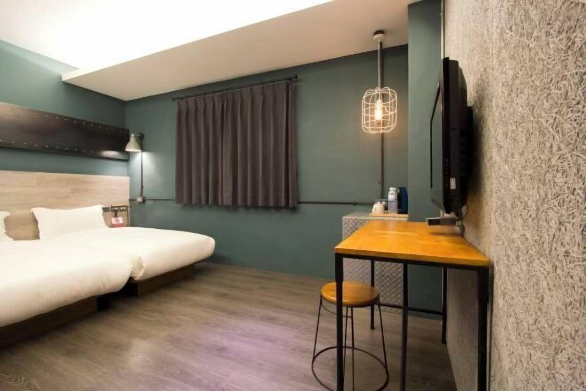 1 Schlafzimmer, hochwertige Bettwaren, Schreibtisch