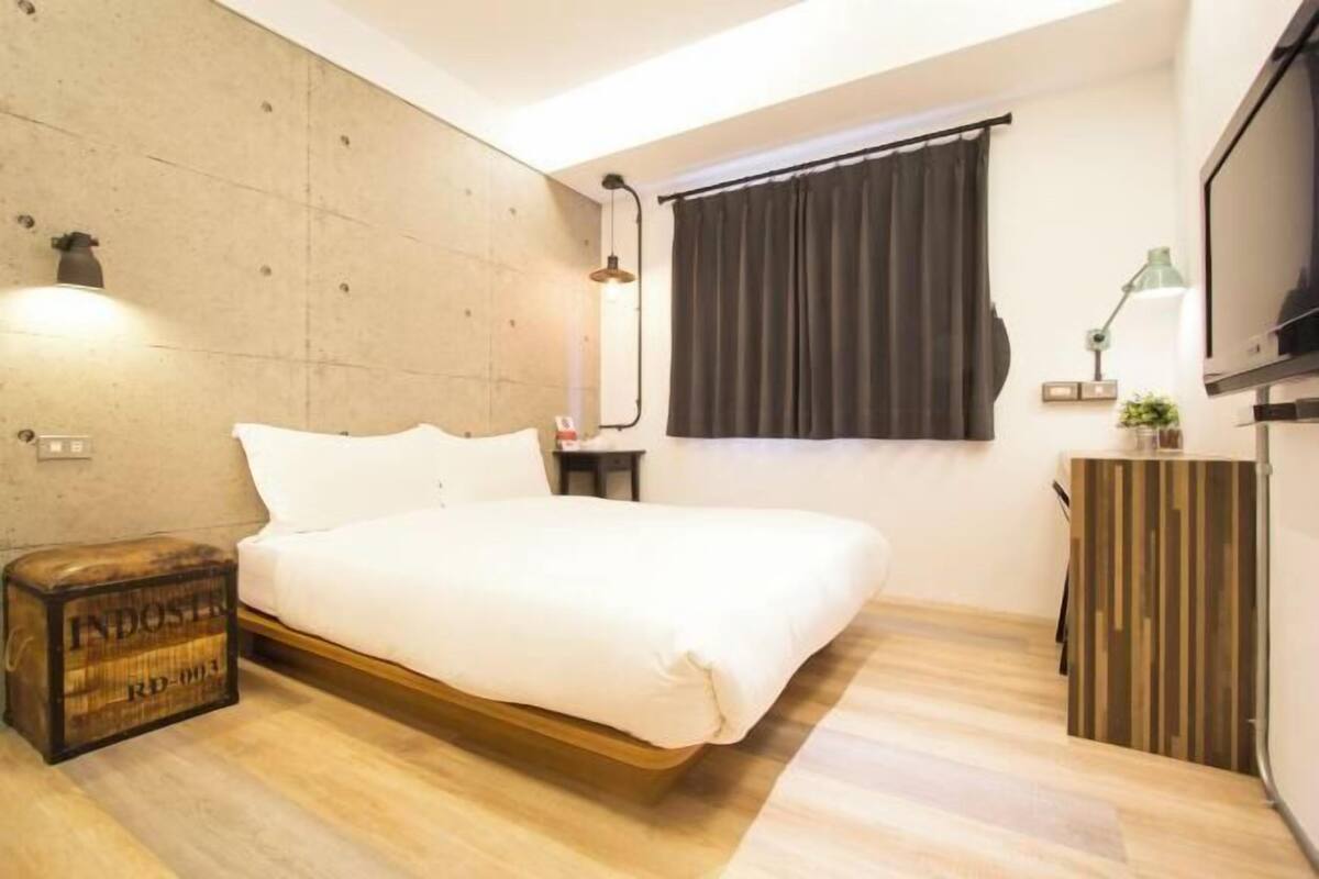 1 Schlafzimmer, hochwertige Bettwaren, Schreibtisch