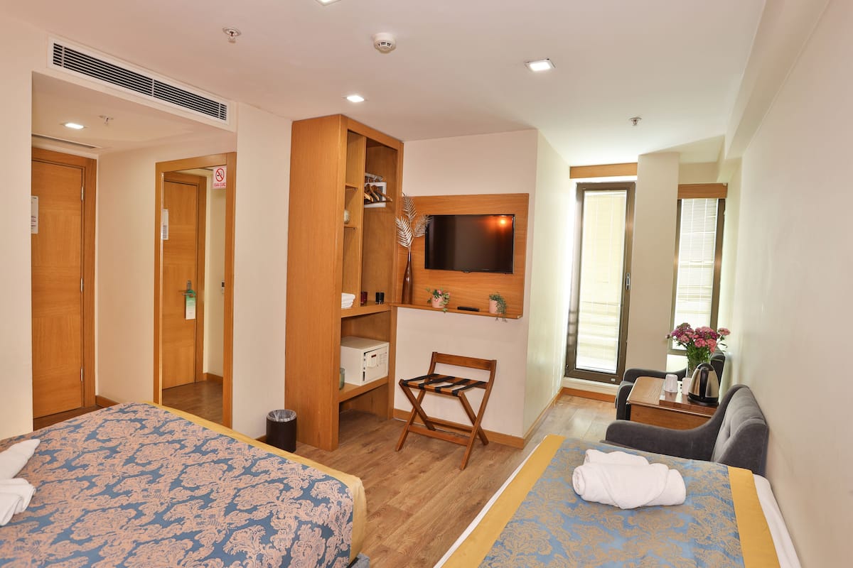 Triple Room | Een minibar, een kluis op de kamer, verduisterende gordijnen