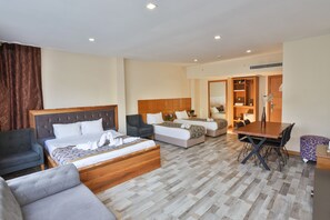 Chambre Familiale | Minibar, coffres-forts dans les chambres, rideaux occultants