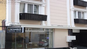 Un edificio con un cartel que indica Hotel Central de Estambul.