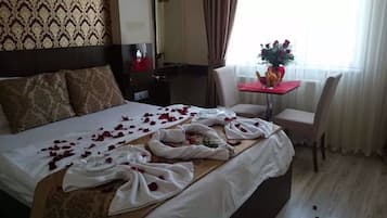 Hochwertige Bettwaren, Minibar, Zimmersafe, Schreibtisch