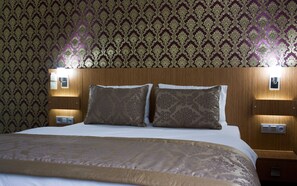 Economy Double Room, No Windows (Basement) | 高級寢具、迷你吧、房內夾萬、書桌