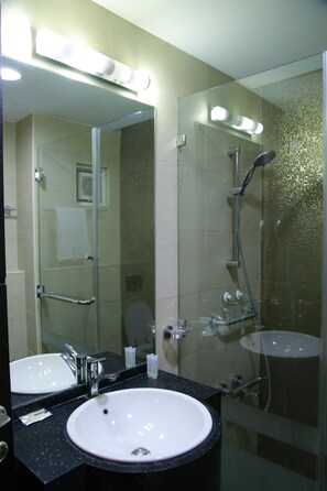 Minibar, in-room safe, desk, blackout curtains - Prime Hotel (Amman)