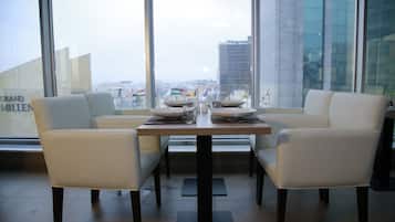 Se sirven desayunos, comidas, cenas y cocina internacional