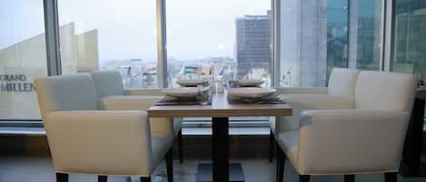 Der serveres morgenmad, frokost, aftensmad og internationale retter