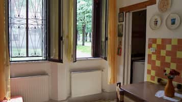 Deluxe Suite, 1 Bedroom, Park View | In-room dining