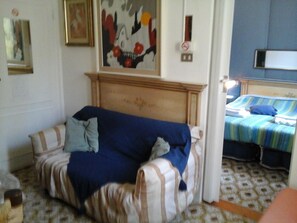 Deluxe Suite, 1 Bedroom, Park View | Living area