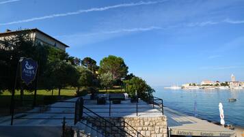 على الشاطئ، بار على الشاطئ