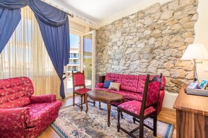 Premium-Apartment, Terrasse, Meerblick (St.Christopher) | Wohnbereich | Flachbildfernseher