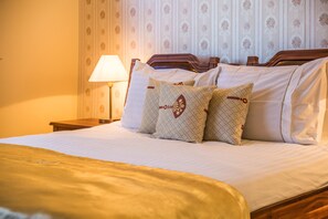 Estudio superior | Ropa de cama de alta calidad, camas con efecto memoria y minibar 