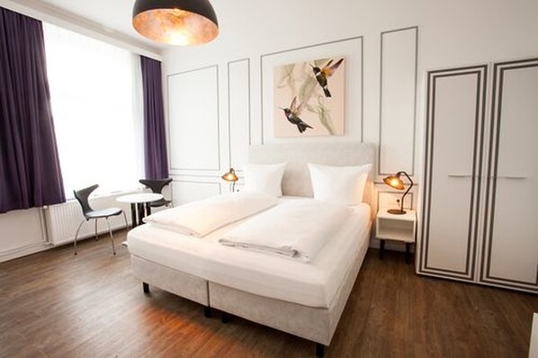 ห้องดับเบิล | เครื่องนอนป้องกันสารก่อภูมิแพ้, โต๊ะทำงาน, พื้นที่ทำงานแบบใช้แล็ปท็อป