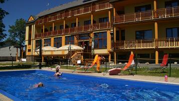 Piscina a l'aire lliure i gandules