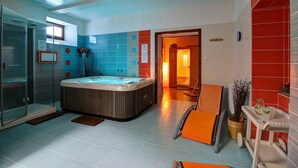 A modern bathroom with a glass shower, a bathtub, and a toilet. - Hotel Avalanche (Stola)
