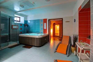 Un sauna, una bañera de hidromasaje, masajes con piedras calientes
