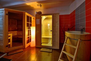Sauna, boblebad, hot stone-massage, sportsmassage, massagebehandlinger