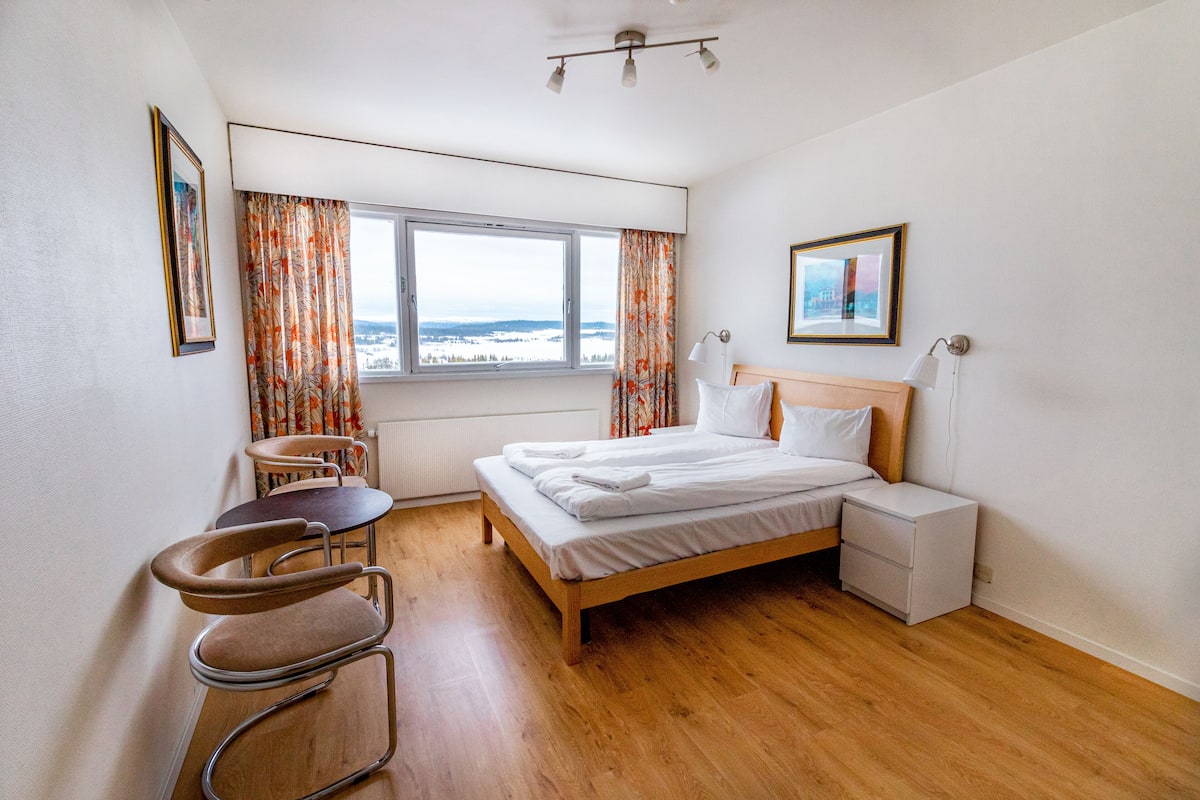 Double Room Single Use | Meja, katil lipat simpan/tambahan