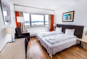 Habitación con 2 camas individuales | Escritorio y camas supletorias