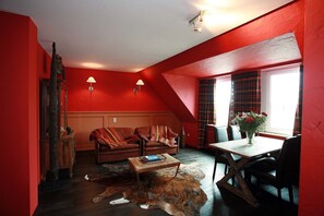 Suite – deluxe | Oppholdsområde | En 32-tommers Flatskjerm-TV med kabel-kanaler samt TV og DVD-spiller