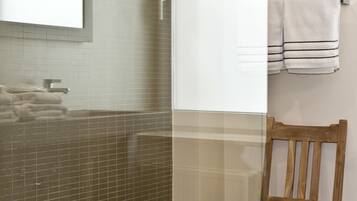 Suite | Baño | Amenidades de baño de diseñador, secadora de cabello, batas, pantuflas