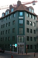 32-英寸纯平电视（配备有线频道）、电视、DVD 播放器