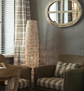 Suite | Living area | 32-inch flat-screen TV with cable channels, TV, DVD player - De Laurier (Knokke-Heist)