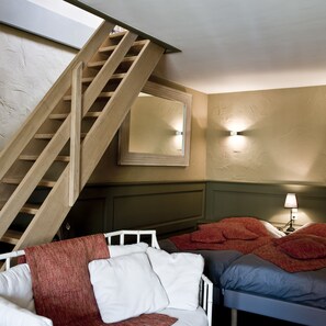 Suite – deluxe | Safe på rommet, individuelt dekorert, strykejern/-brett og barnesenger